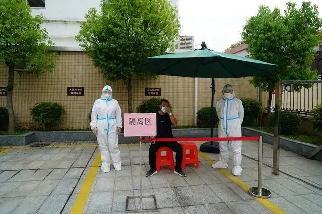 广州多区调整疫情防控管理措施，当地的疫情处于什么阶段？