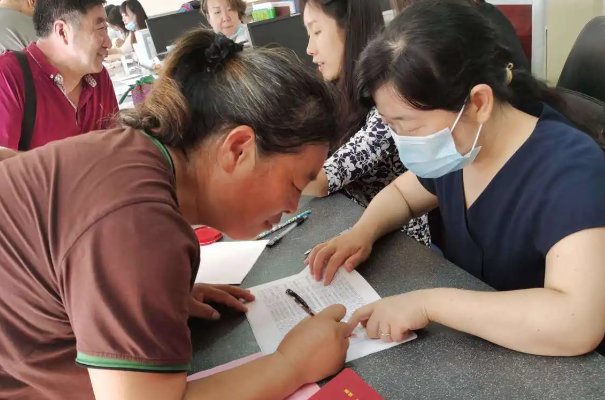 中级经济师考过了怎么拿证