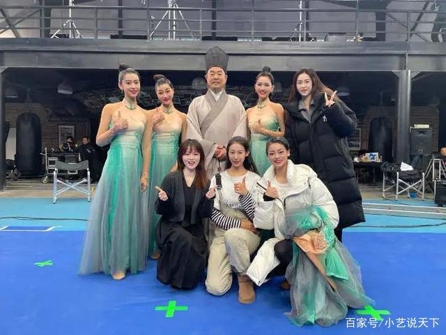 两岸演员在春晚“穿越”富春山居图，这个舞台呈现了哪些高科技？