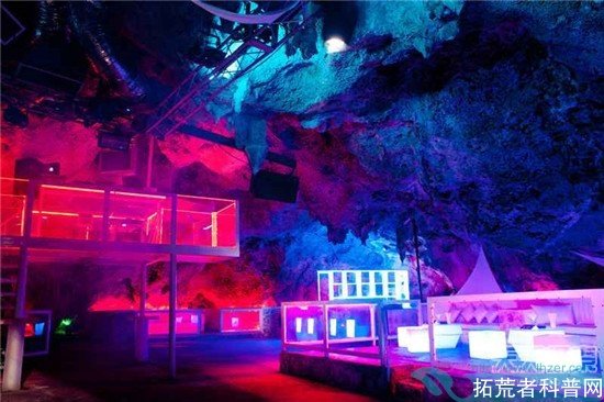 异事酒吧的作者简介