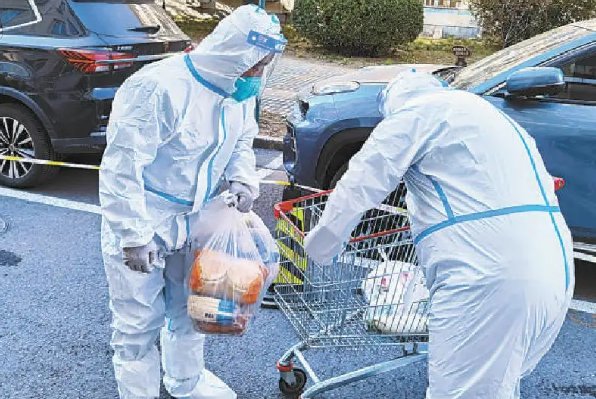 曝上海一居委会将物资佯装垃圾偷运，相关部门对此事件作何表示？