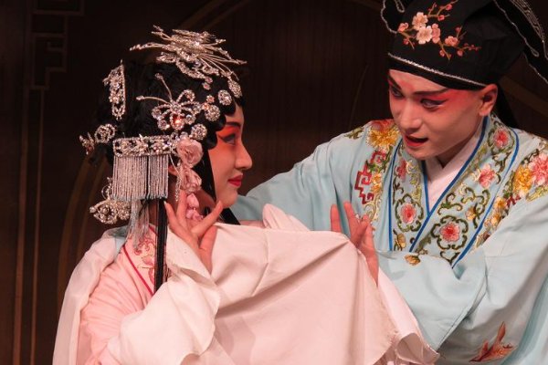 《牡丹亭》和《杜丽娘慕色还魂》区别在哪儿？