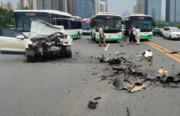 杭州一网约车与多车发生碰撞事故，司机是否涉嫌违法驾驶？