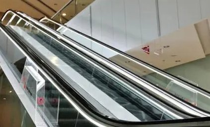 广东深圳一小男孩故意关闭电梯导致下电梯女孩摔倒，事情后续如何？