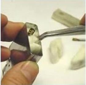 zippo打火机怎么换棉芯？