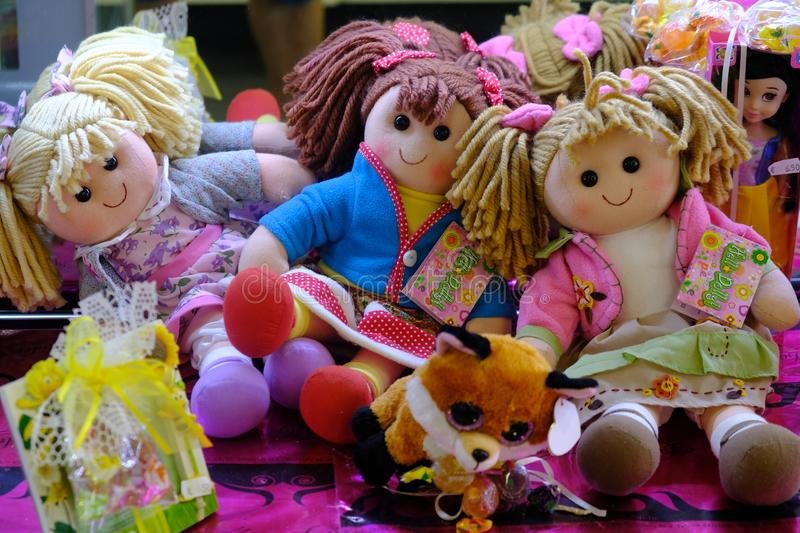 上海一老人坚持玩偶修补，十年修复近1000个玩偶，他此举的初心是什么？