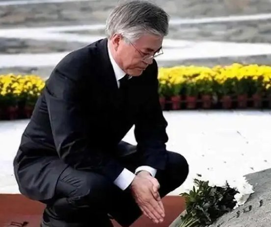 据韩媒报道：文在寅散步被男子威胁辱骂，事发当时的具体情况是怎样的？