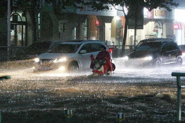 杭州遭遇暴雨，在马路上开车如行船，这场暴雨的降雨强度到底有多大？