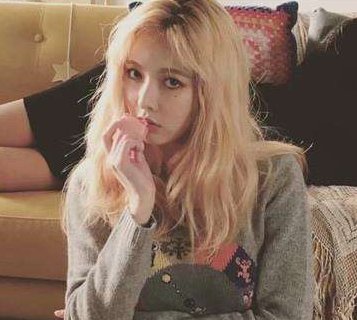 歌手泫雅确诊新冠，出现低烧症状将中断行程，她此前有没有接种疫苗？