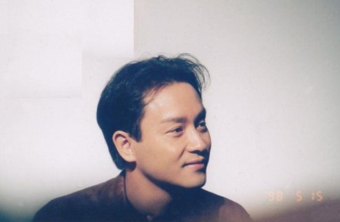 “人生路美梦似路长，路里风霜风霜扑面干，红尘里美梦有几多方向，找痴痴梦幻中心爱，