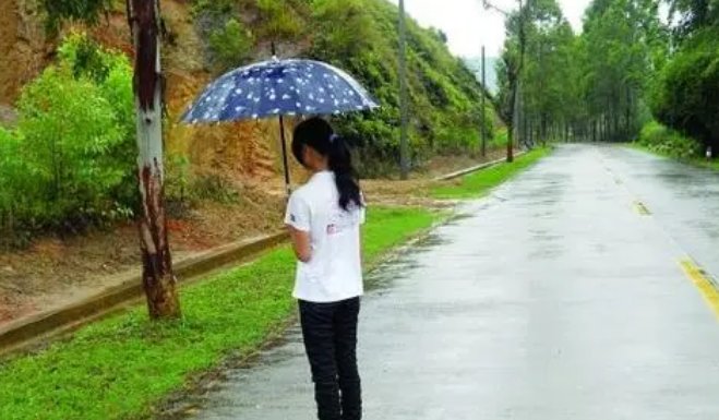 女孩上学途中遇袭，发出凄厉叫声！嫌犯被抓，她为何对孩子下手？