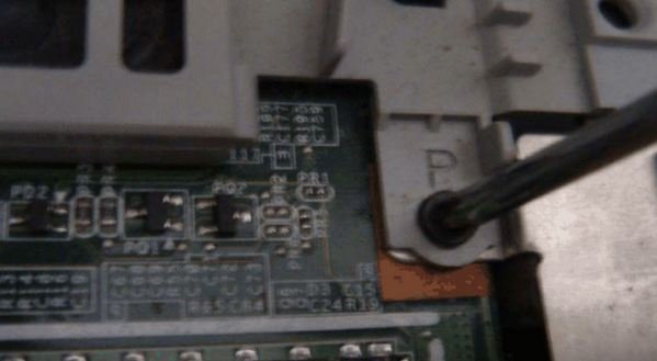 请问戴尔1420笔记本怎么拆开？