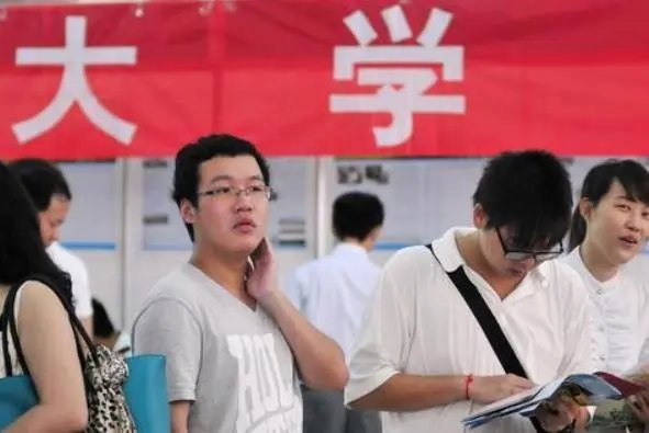 河南一高校59名男生为全班唯一女生送盲盒，你遇到过类似的感人经历吗？