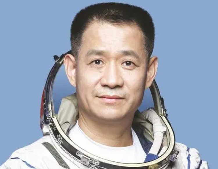 神舟十二号的宇航员是谁