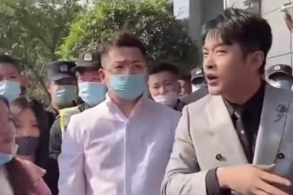 那个和辛巴起冲突的保安被开除了，你觉得他冤吗？
