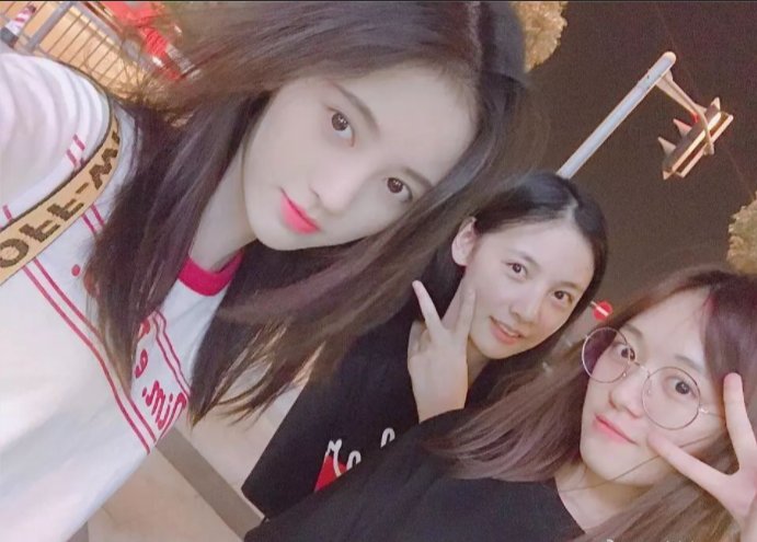 空姐晒与鞠婧祎合照，两人谁更胜一筹呢