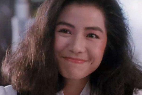 打扮朴素似大妈,如何评价59岁钟楚红逛街买菜接地气 ?