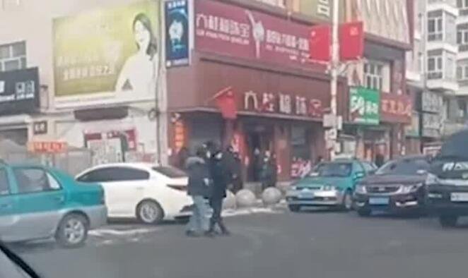 黑龙江北安一男子持枪行凶后逃跑，事故造成了什么伤亡？