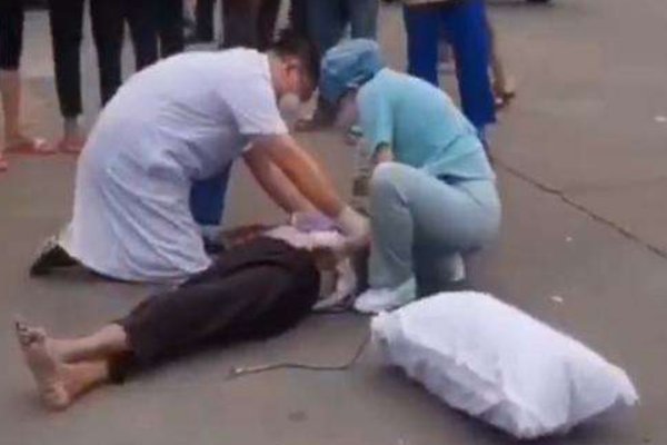 老人被狗绳绊倒身亡，其家属为何不再追责