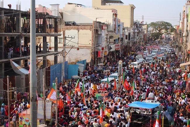 印度一市场挤满不戴口罩的购物者，这是否会加大疫情放空难度？