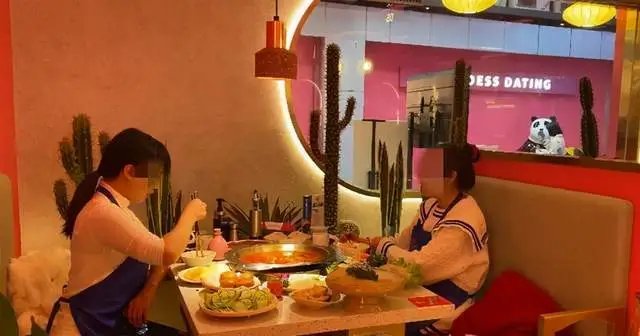 河南女子因晚走一分钟被隔离在火锅店，她在火锅店过的怎么样？