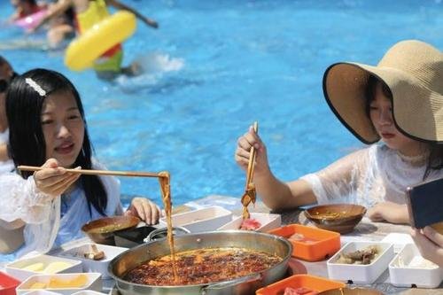 重庆游客坐冰桶里吃火锅是怎么回事？