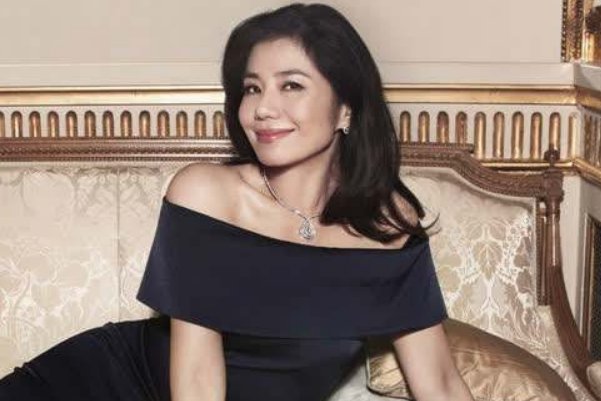 打扮朴素似大妈,如何评价59岁钟楚红逛街买菜接地气 ?