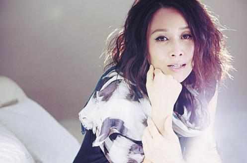 《梦一场》的歌词，那英