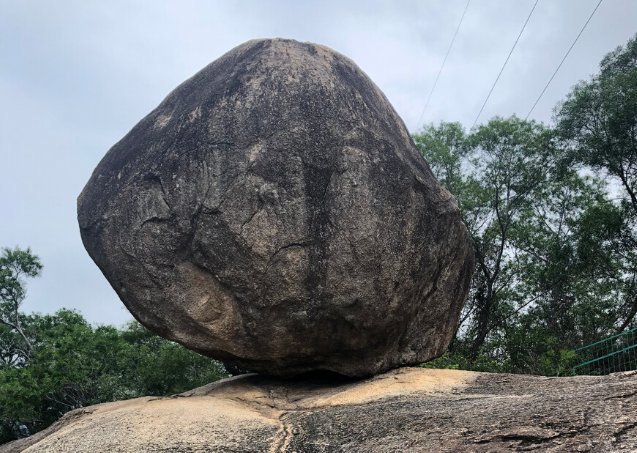 两男子景区山顶推巨石遭质疑，景区是怎样回应的？是否有安全隐患呢？