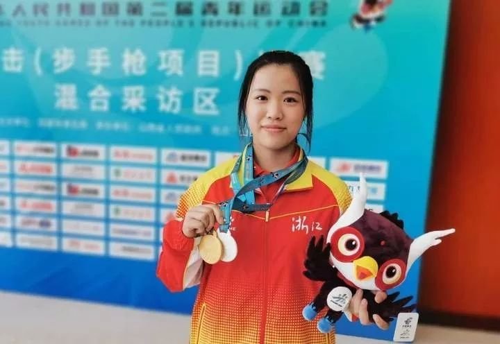 杨倩再次夺冠后成大型追星现场，她对粉丝的态度有多热情？