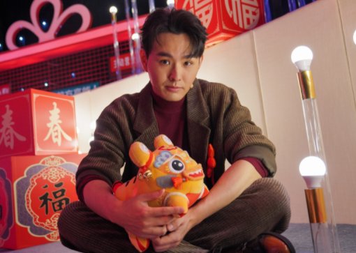 邓男子带来的魔术《迎春纳福》特别精彩，这个魔术的解法是什么？