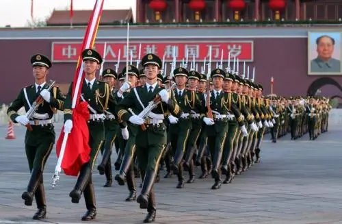 国旗护卫队脸上晒出分隔线,他们在烈日炎炎下是如何坚持的?