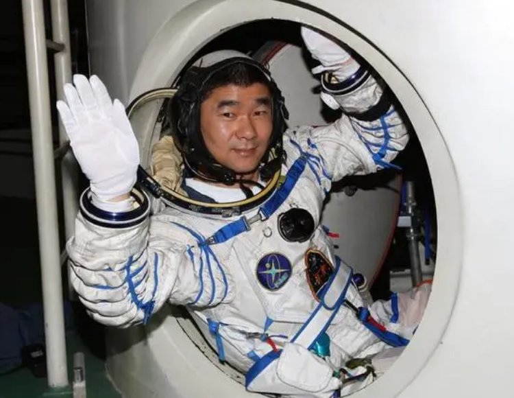 神舟十二号的宇航员是谁