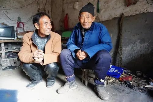 襄阳一独居老人37年积蓄放家中发霉，村干部得知后是怎么做的？