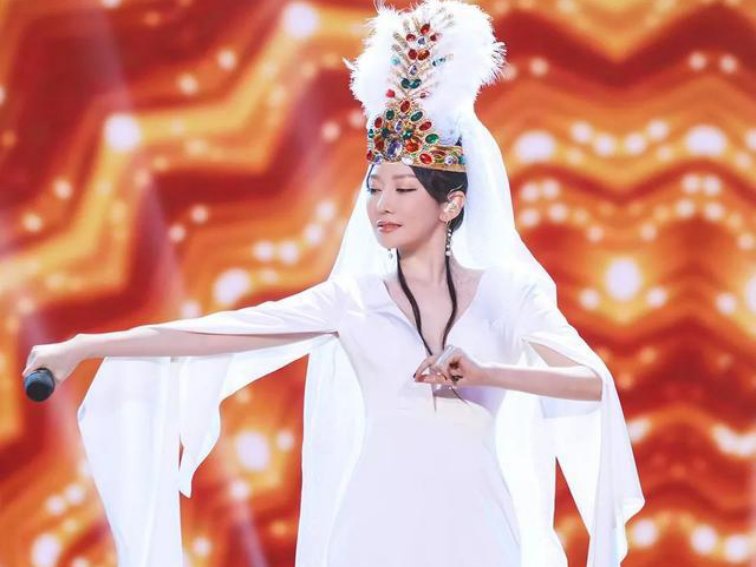 萨顶顶为什么倒拿话筒