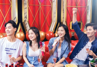 郑州醉酒男走错KTV包房,当场活跃气氛连吃带拿,这一幕有多搞笑?