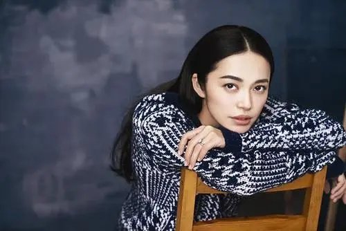 姚晨晒女儿小茉莉与猫咪八顿玩耍照片，为何她很少晒老公的照片？