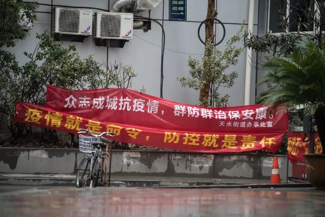 一上海游客进入杭州突然被赋黄码，需要联系社区转绿码，具体原因是什么？