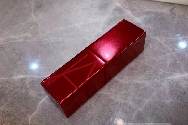 有什么口红的外壳是磁铁的