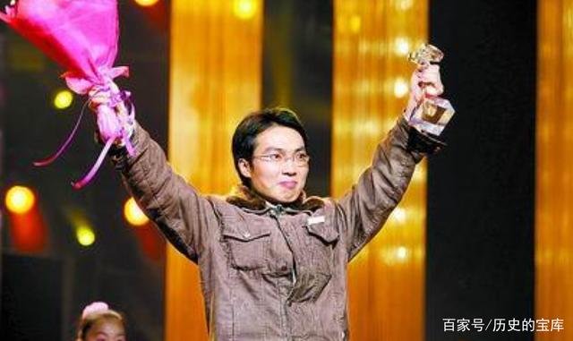 2005年，那个带妹妹上大学，感动中国的洪战辉，如今过得怎样？