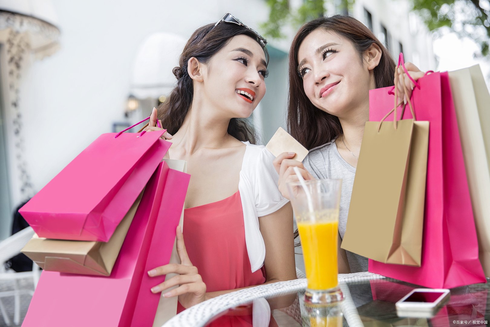 除了悬挂横幅派发宣传单和优惠券，美甲店开业促销的活动还有哪些?