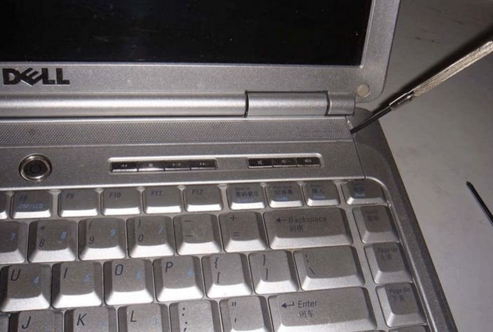 请问戴尔1420笔记本怎么拆开？