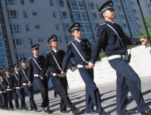 保安妖娆舞姿指挥交通，网友对此有何评价？