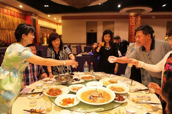 第一次请行长吃饭，应该怎么说话？