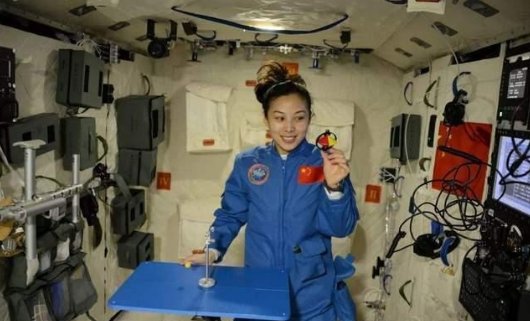 女航天员想要在太空美美的，可以带化妆品吗？