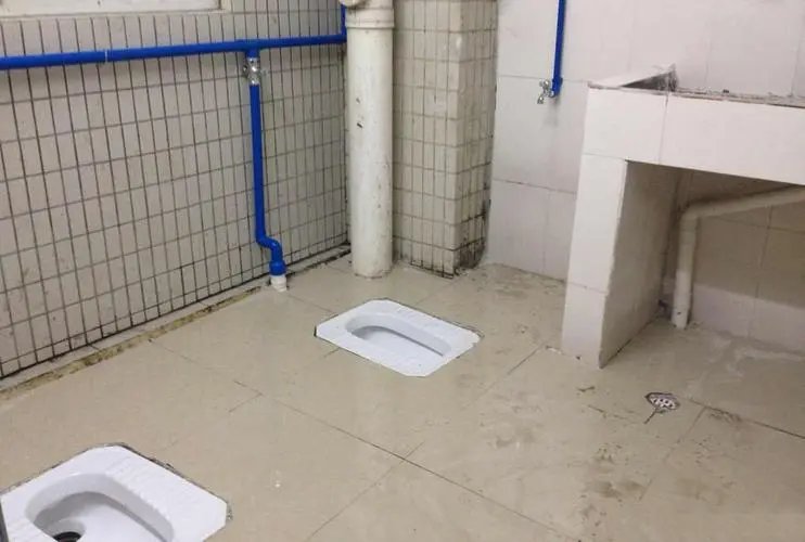 河南一新生宿舍厕所没有门,并排2坑位引热议,校方的回应为何会引众怒?