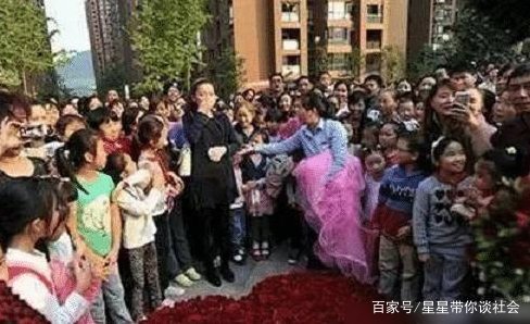 当年不顾家人反对，娶了大学同学55岁母亲的21岁大学生，后来怎样？