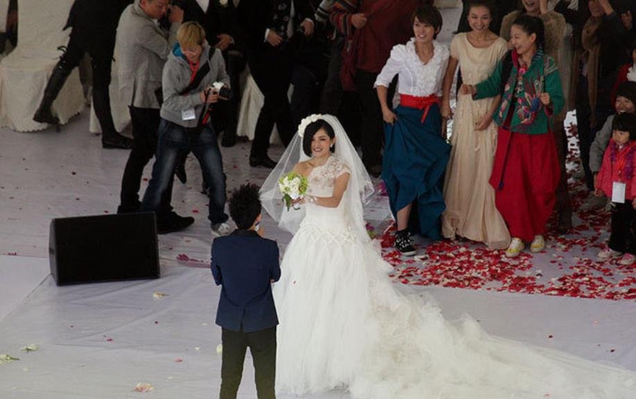 哪些明星夫妇是在国内举办的婚礼？