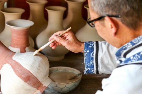 小鸡宝宝考考你人们常说的陶和瓷是同一种材质吗