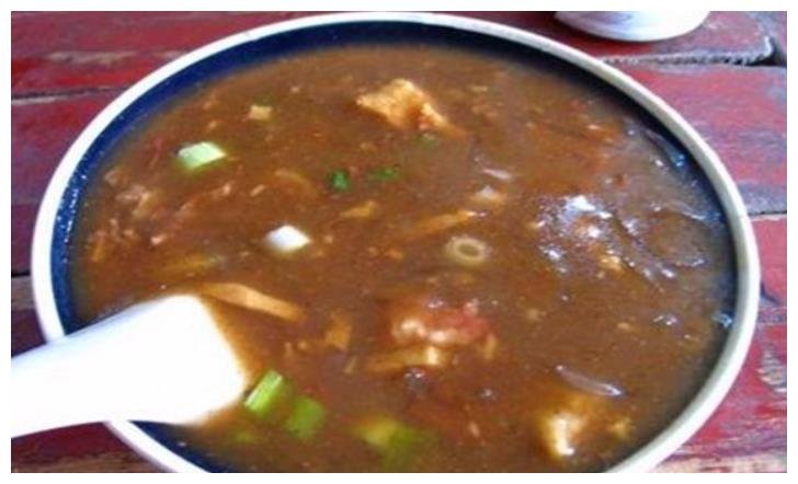 河南郑州两位外国人在吃早饭时用胡辣汤酸辣粉泡月饼,你能接受这种吃法吗?